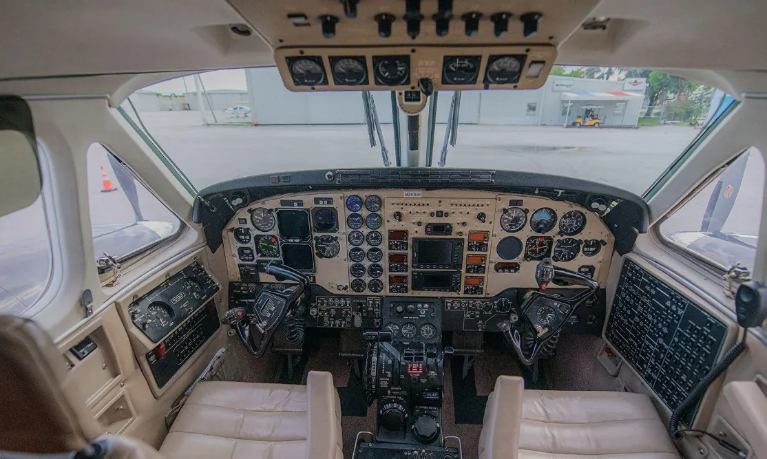 2005 Beechcraft King Air C90B, photo 2
