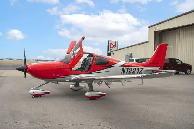 2021 Cirrus SR22-G6 (N1221Z)