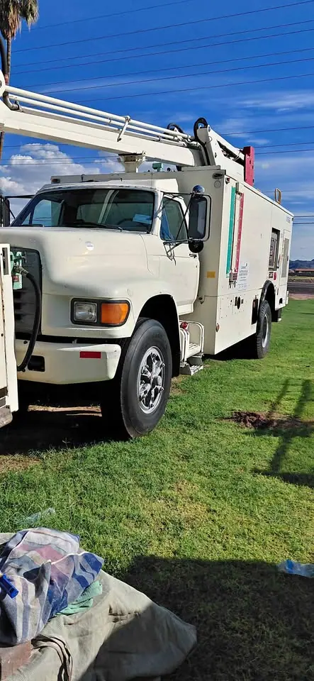 aircraft deicer truck