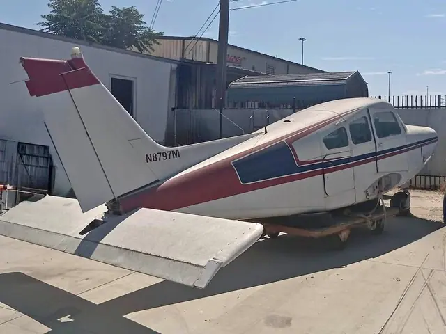 1975 Beechcraft Musketeer.4 passager real