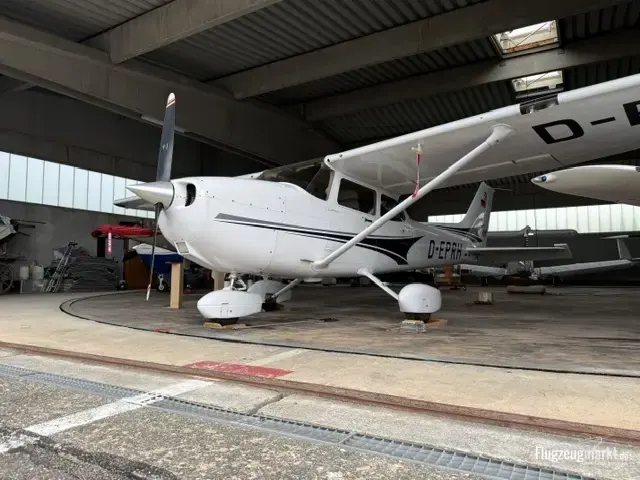 2004 Cessna 172S Skyhawk SP