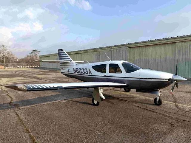 1994 Commander 114B (N6033A)