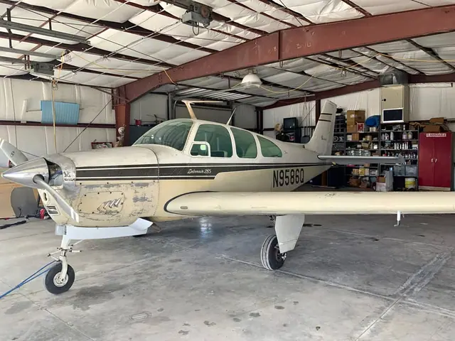 Airplane Beechcraft C33A
