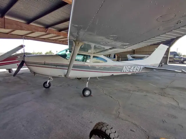 1985 Cessna TR182
