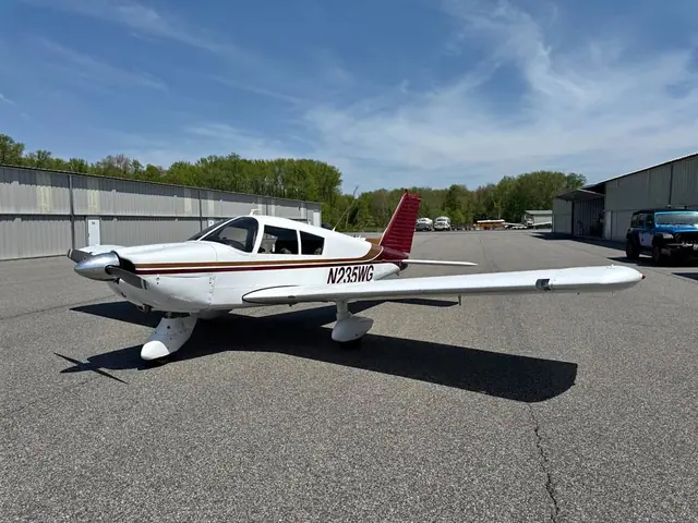 1966 Piper Cherokee 235 b