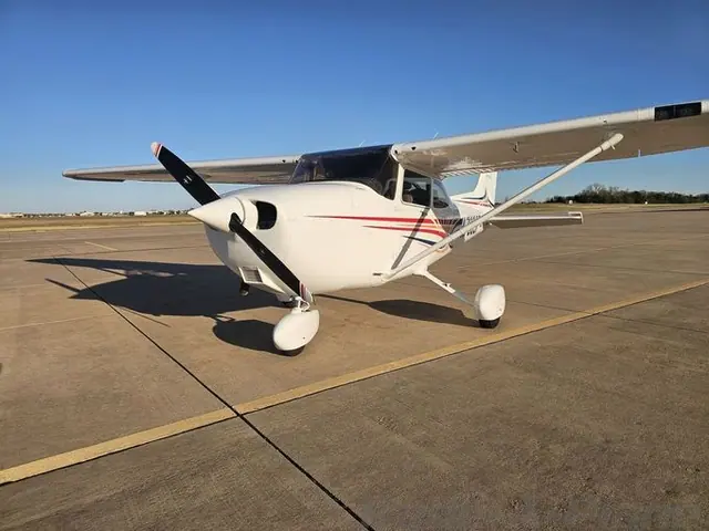 2001 Cessna 172S Skyhawk SP