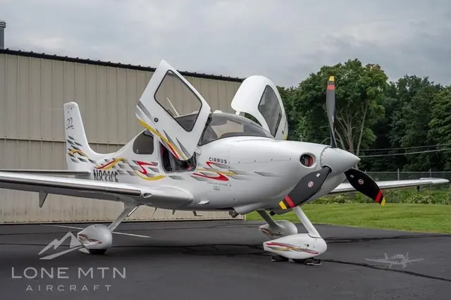 2006 Cirrus SR22-G2 (N833CF)