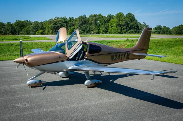 2016 Cirrus SR22-G5 (N241TM)