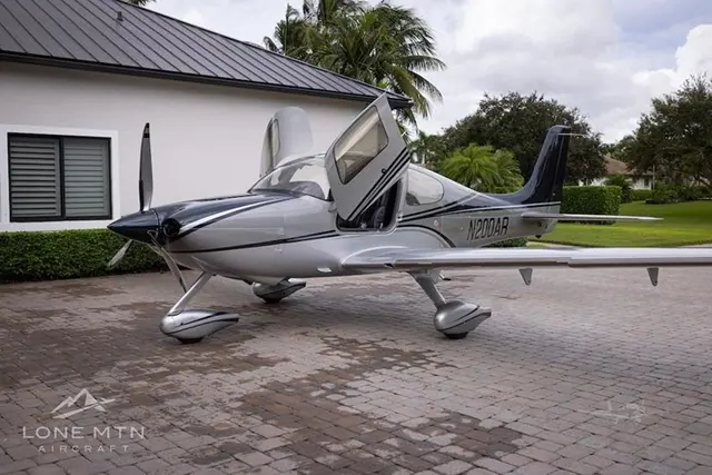 2004 Cirrus SR22-G2 (N200AR)