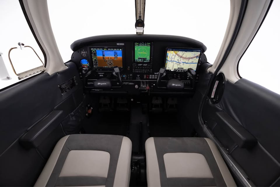 1981 Piper Archer II - New Exterior Paint, New Interior, Full Glass Garmin Panel, photo 3
