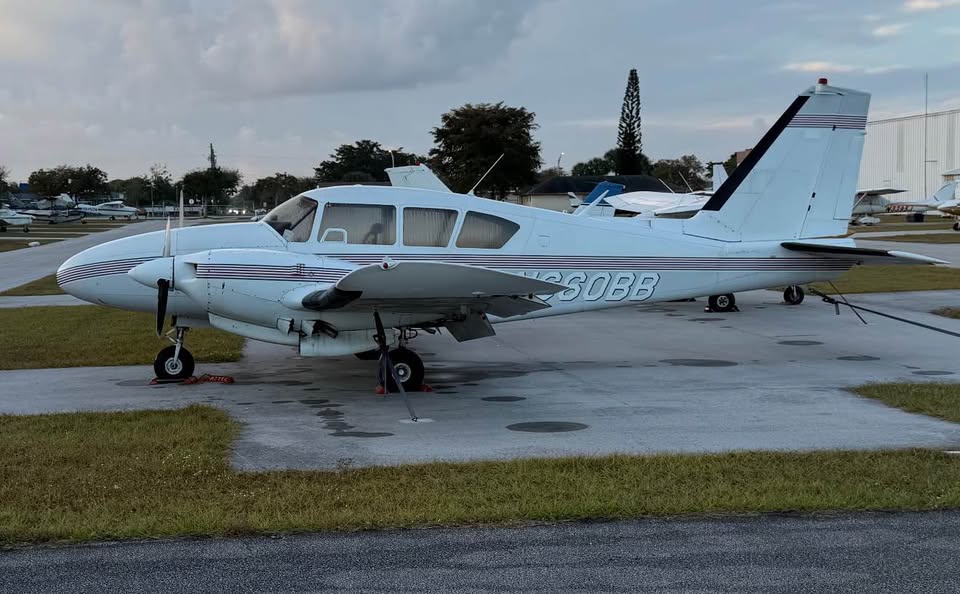 1966 Piper PA-23C Turbo Aztec, photo 5