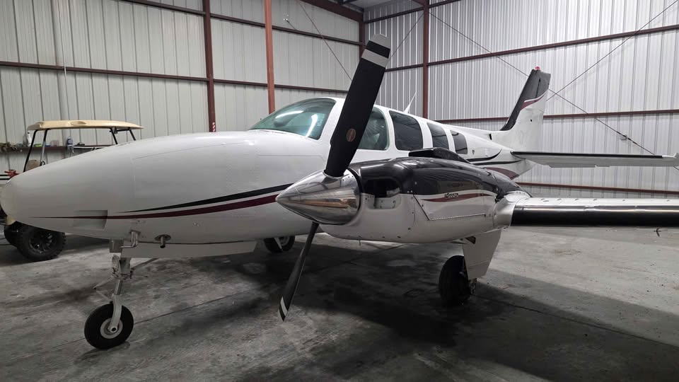 1993 Beechcraft Beech Baron 58, photo 2