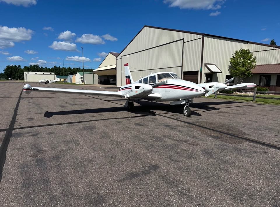 1967 Piper Twin Comanche PA-30B, photo 2