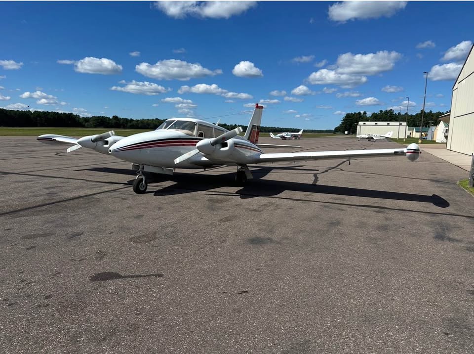 1967 Piper Twin Comanche PA-30B, photo 3