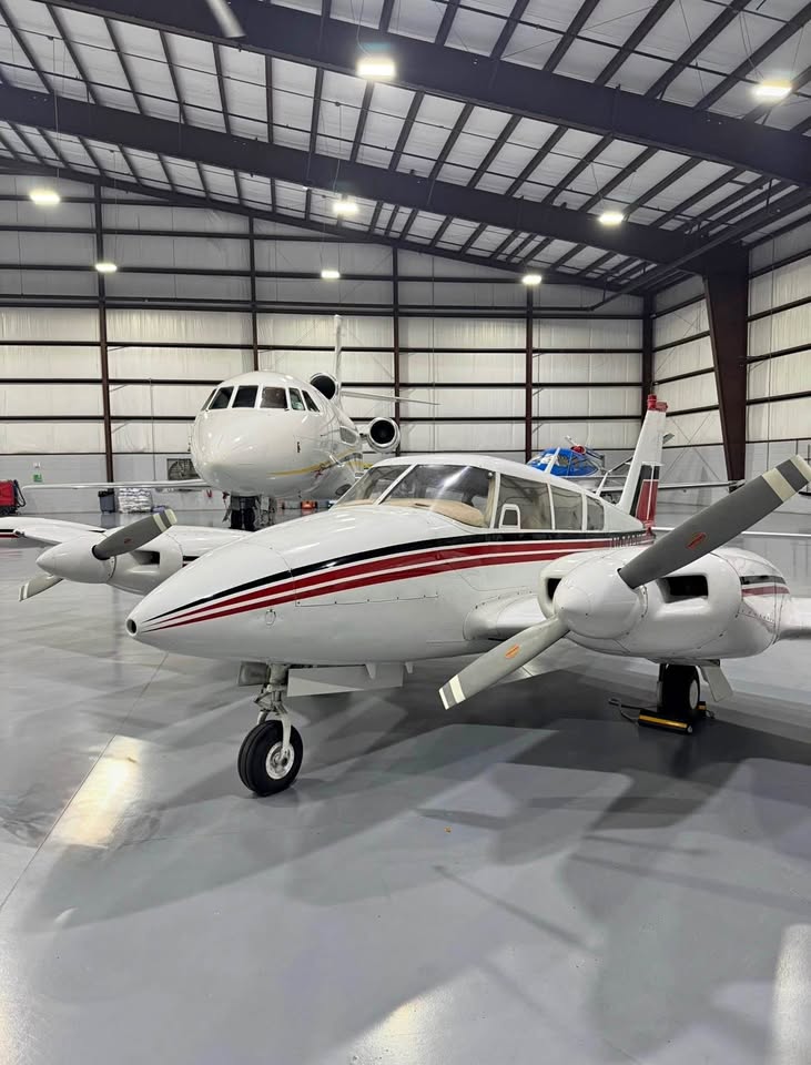 1967 Piper Twin Comanche PA-30B, photo 1
