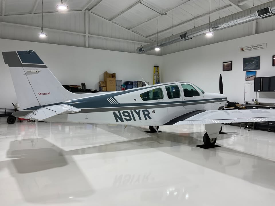1991 Beechcraft Bonanza F33A, photo 2