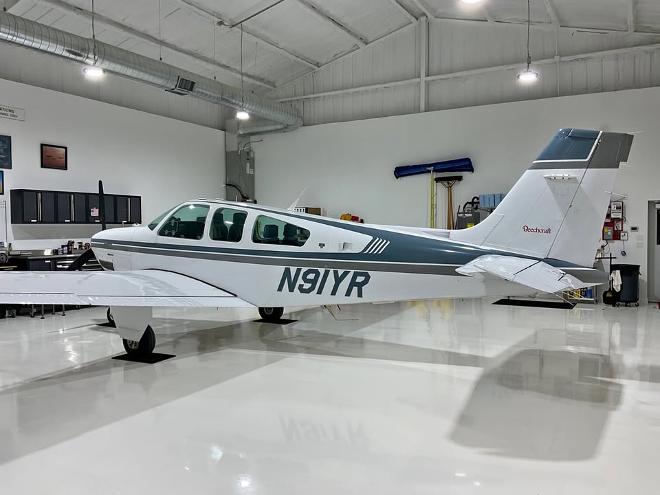 1991 Beechcraft Bonanza F33A, photo 1