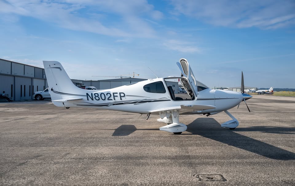 2006 Cirrus SR22, photo 2
