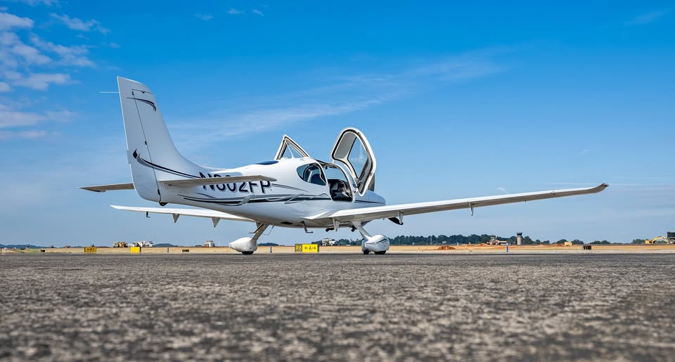 2006 Cirrus SR22, photo 1