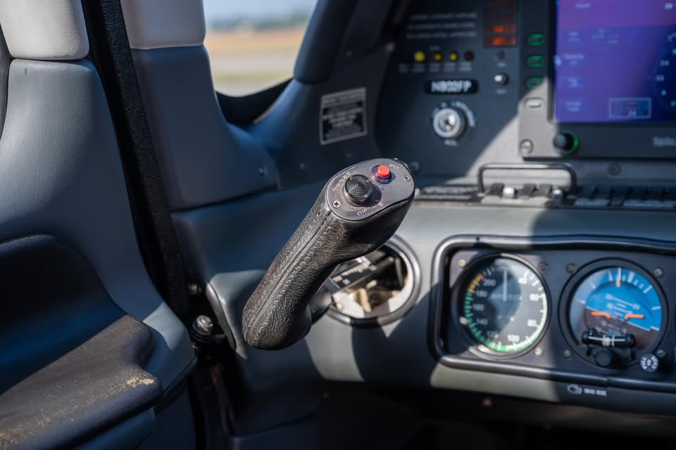 2006 Cirrus SR22, photo 16