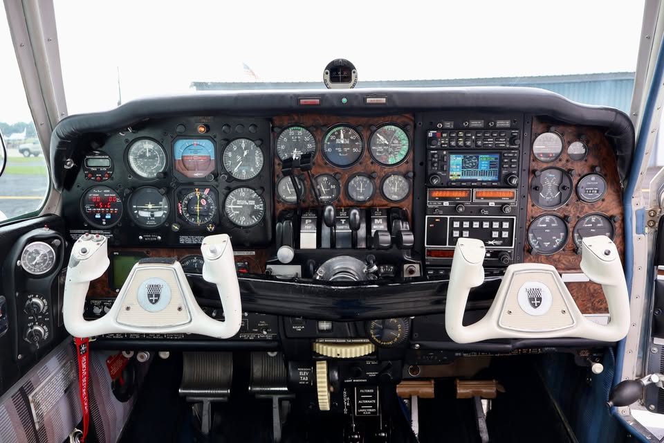 1969 Beechcraft D55 Baron, photo 2