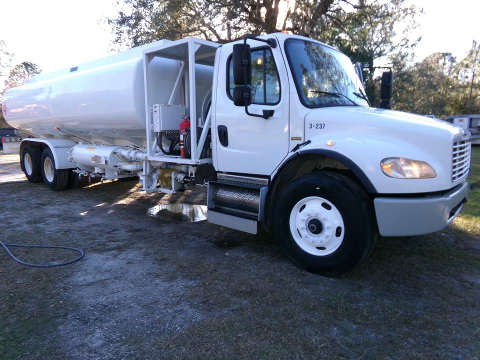 2009 Freightliner M2 Class Aircraft Refueler/Defueler 6000 gallon, photo 2