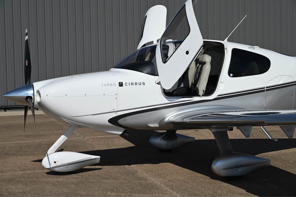 2010 Cirrus Design Sr22T, photo 2