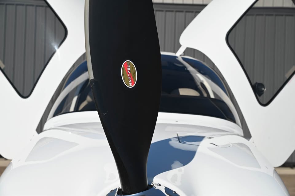 2010 Cirrus Design Sr22T, photo 3