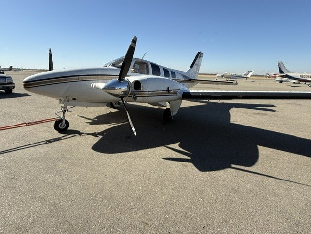 1981 Beechcraft Baron 58P, photo 2
