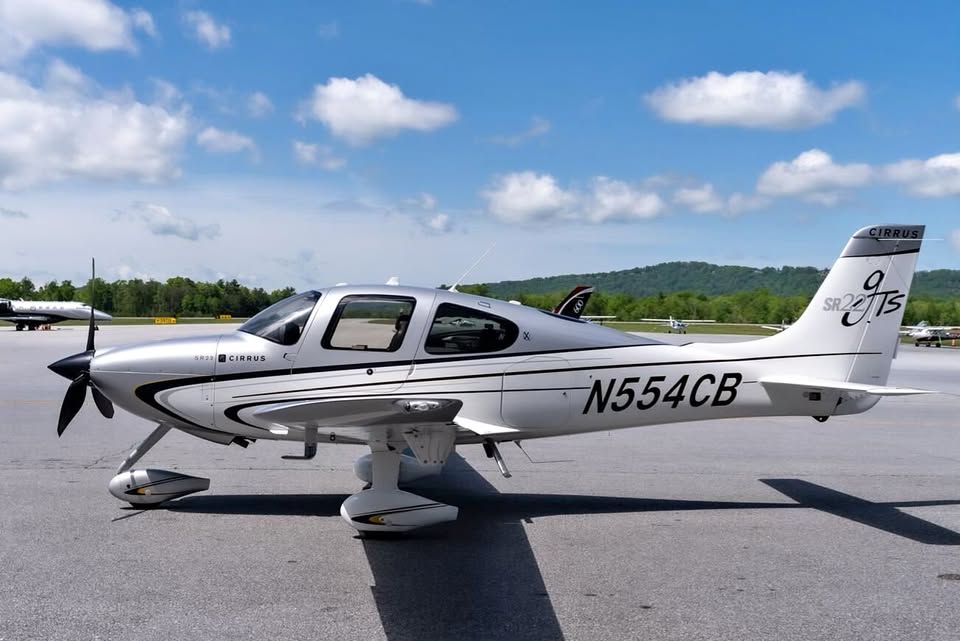 2010 Cirrus SR22, photo 1