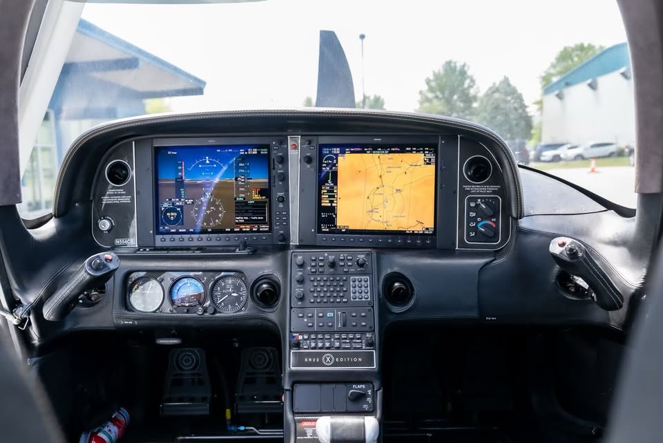 2010 Cirrus SR22, photo 2