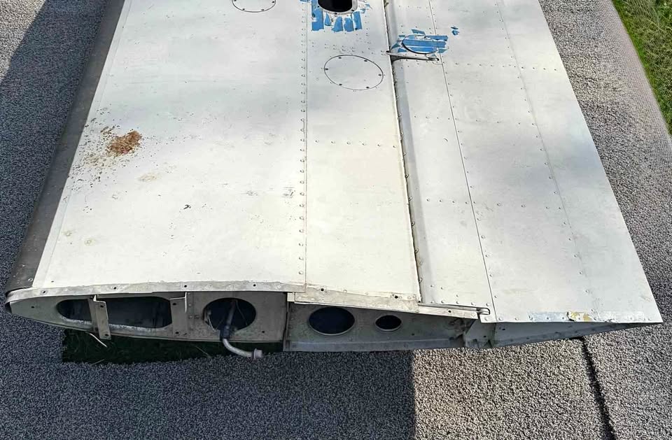 Wing Left Aileron and Flap Cessna 210M, photo 1