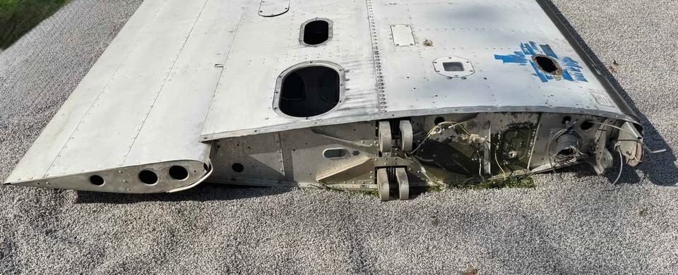 Wing Left Aileron and Flap Cessna 210M, photo 2