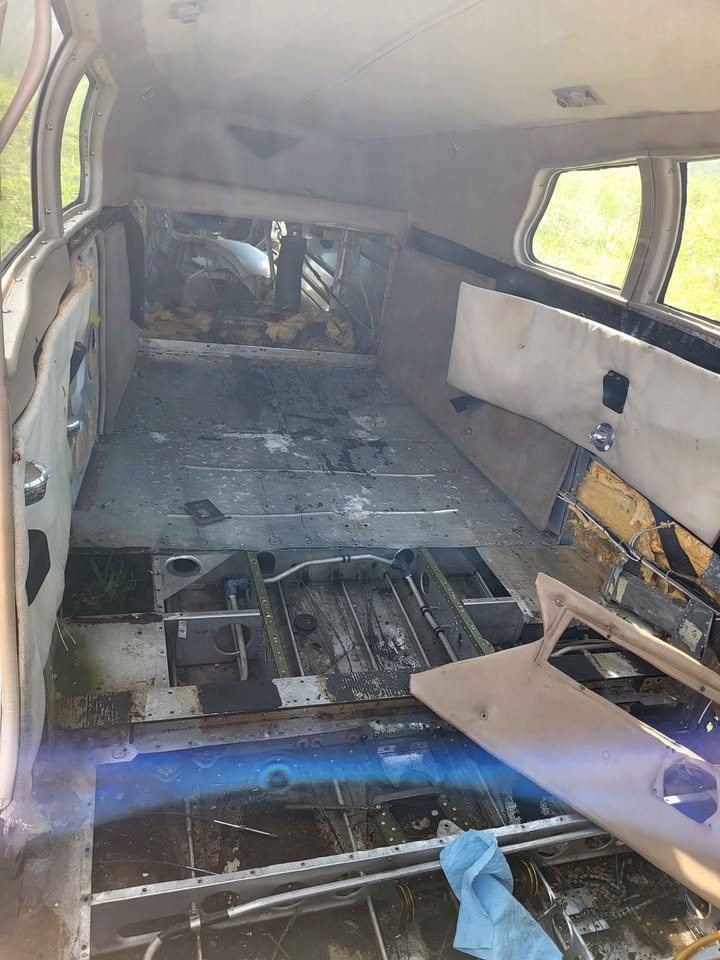 Cessna 310 Airplane Fuselage and Wings, photo 4