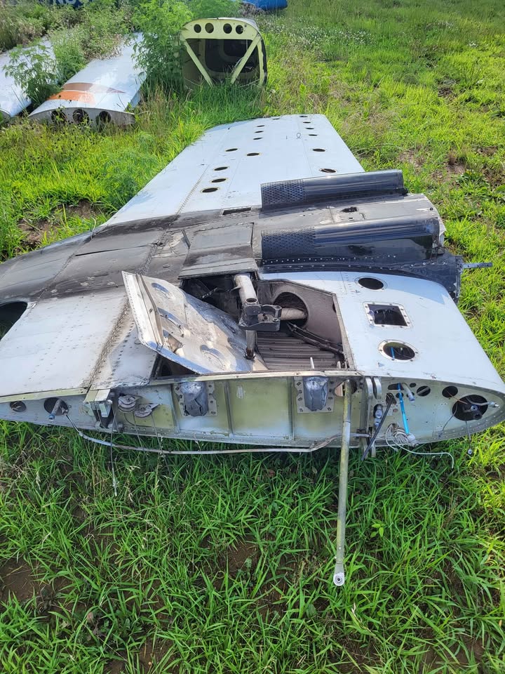 Cessna 310 Airplane Fuselage and Wings, photo 10