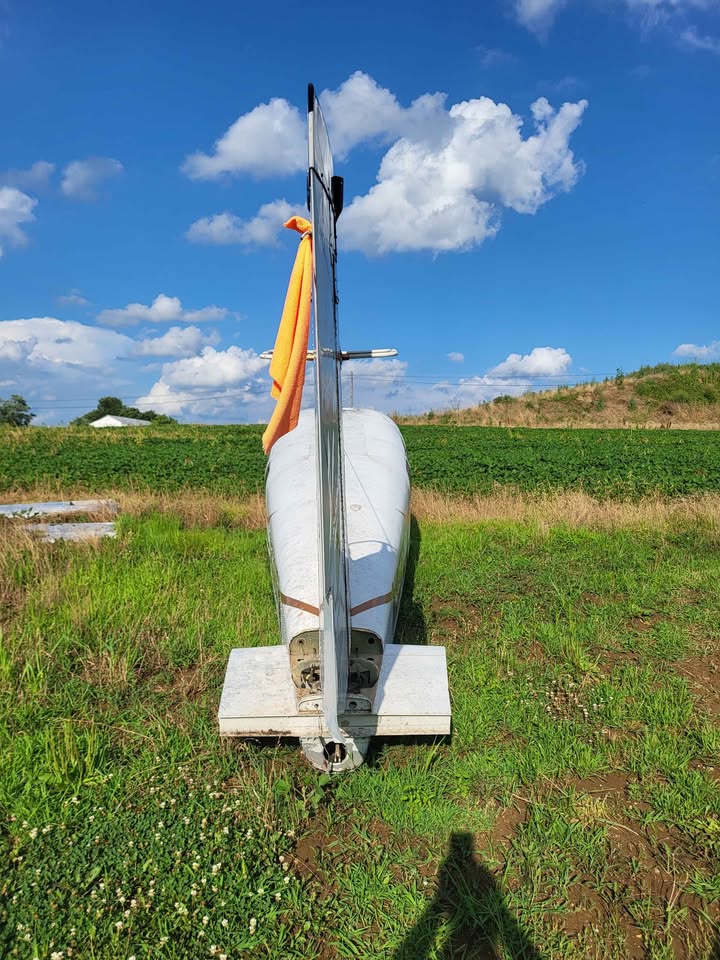 Cessna 310 Airplane Fuselage and Wings, photo 7