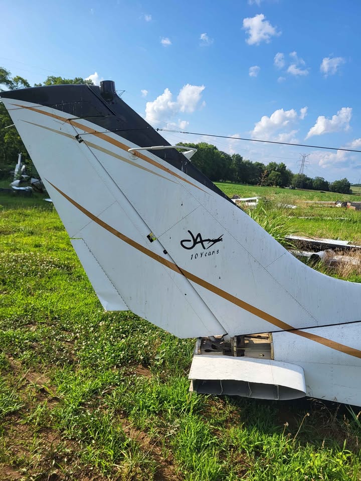 Cessna 310 Airplane Fuselage and Wings, photo 6