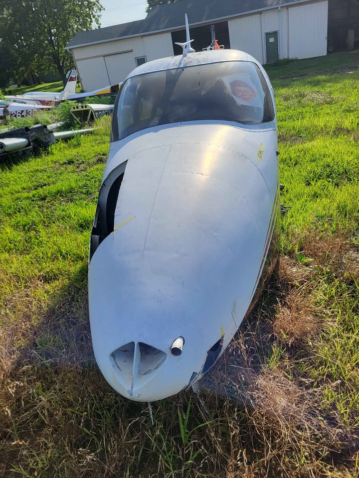 Cessna 310 Airplane Fuselage and Wings, photo 9