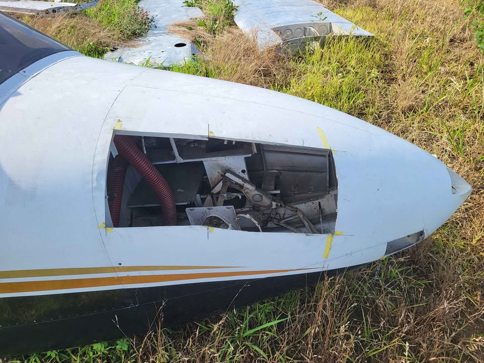 Cessna 310 Airplane Fuselage and Wings, photo 2