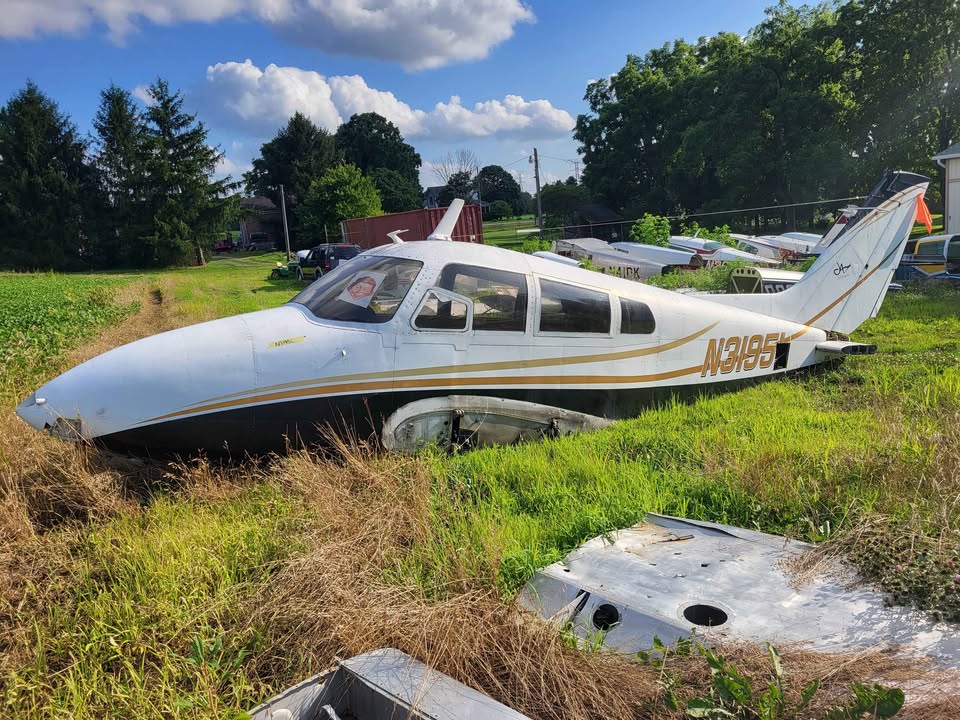 Cessna 310 Airplane Fuselage and Wings, photo 8
