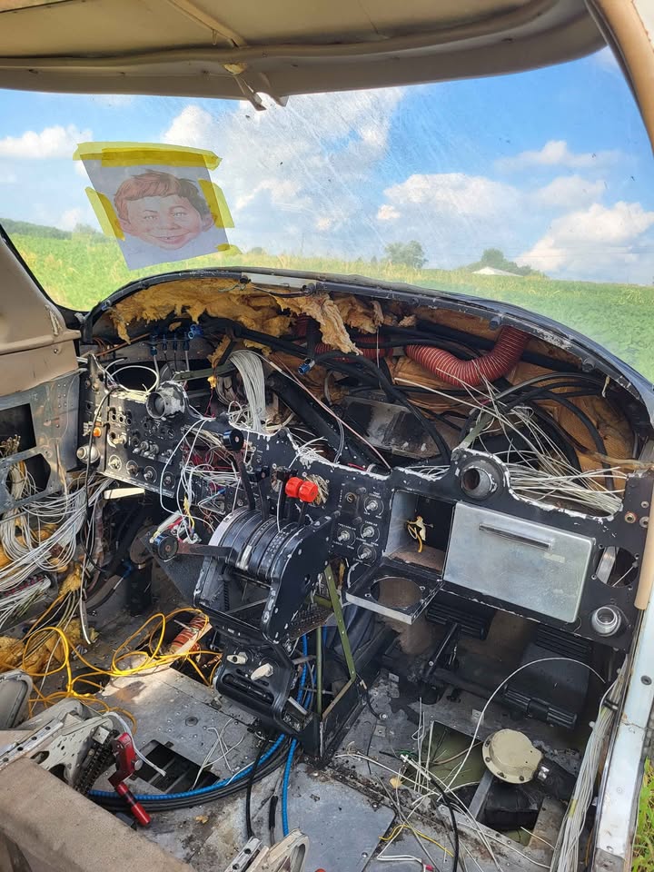 Cessna 310 Airplane Fuselage and Wings, photo 3
