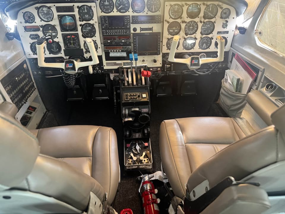 Airplane PiPer Navajo chieftain, photo 2