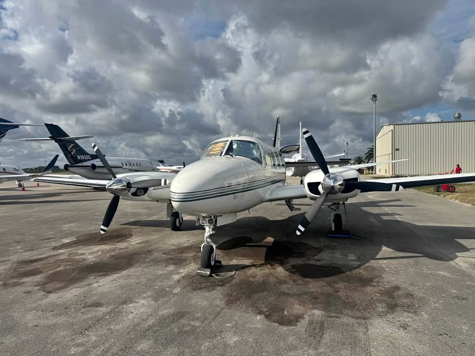 Airplane PiPer Navajo chieftain, photo 1