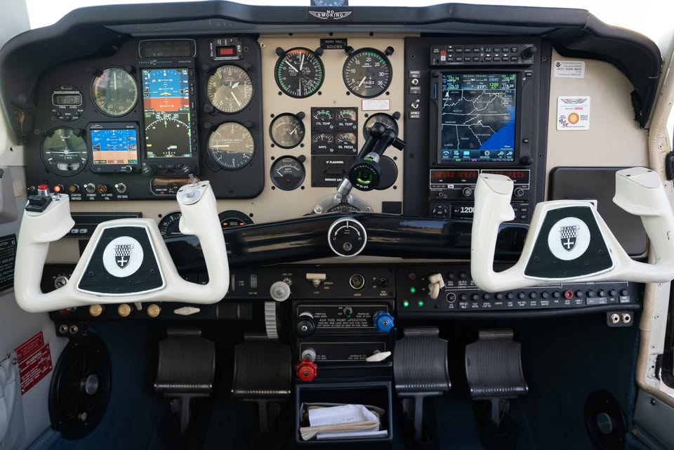 1988 Beechcraft F33A, photo 2
