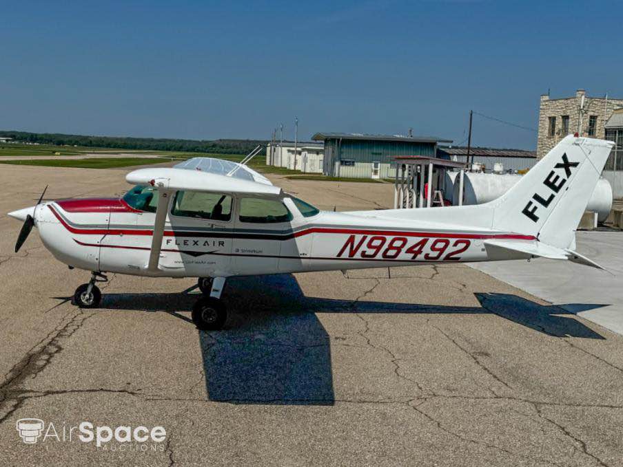 1985 Cessna 172P, photo 2