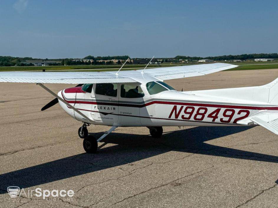 1985 Cessna 172P, photo 3
