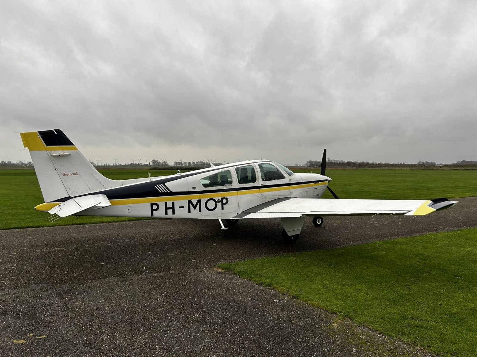 1987 Beechcraft Beech 33 Bonanza, photo 2